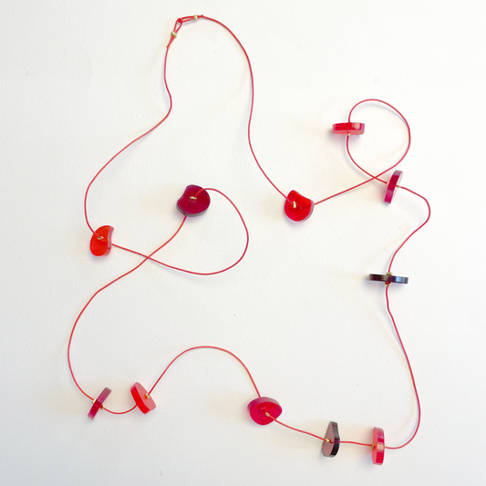 Rød halskæde med 3 nuancer